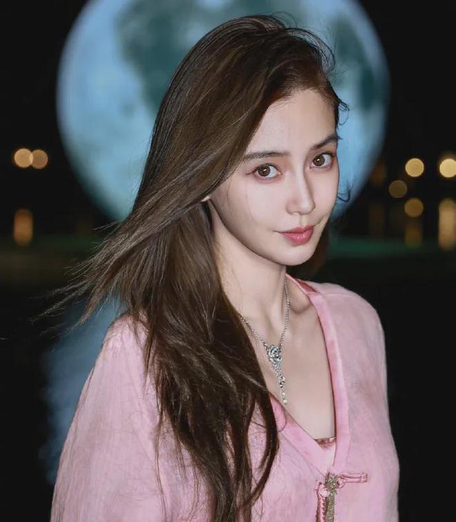 baby巴黎看秀生图翻车，穿过季礼服状态局促，脸太僵表情乱飞