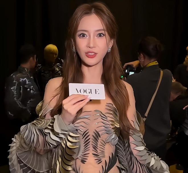 baby巴黎看秀生图翻车，穿过季礼服状态局促，脸太僵表情乱飞