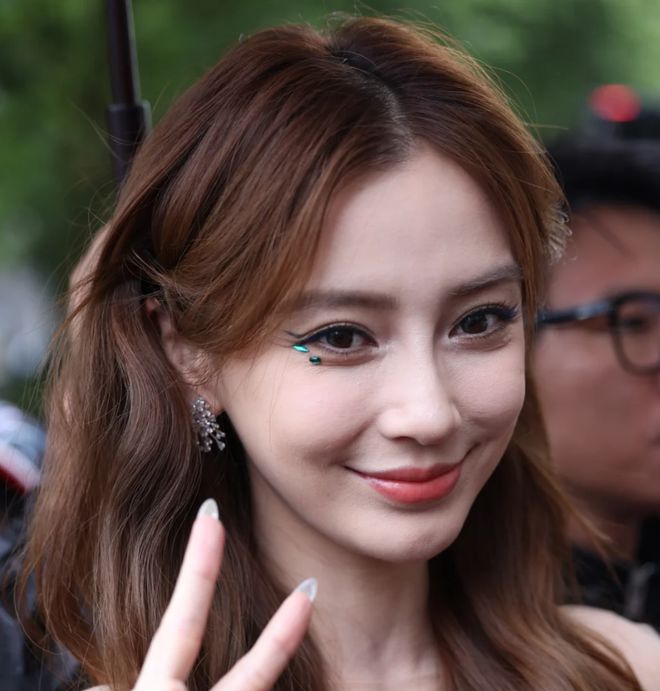 baby巴黎看秀生图翻车，穿过季礼服状态局促，脸太僵表情乱飞
