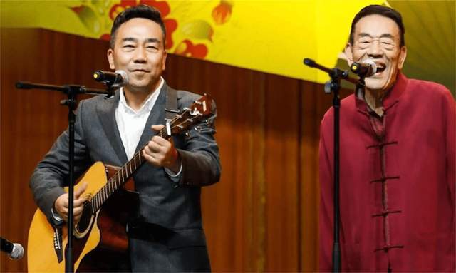 杨少华追悼会现场：长子神情凝重太憔悴，杨议跷二郎腿商议后事