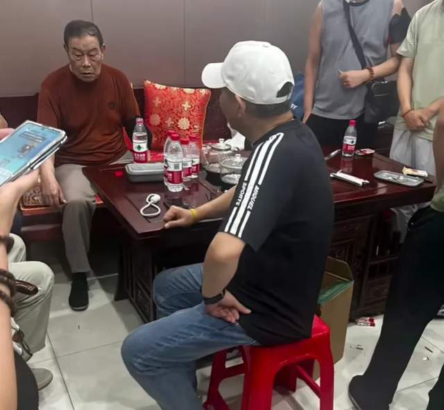 杨少华追悼会现场：长子神情凝重太憔悴，杨议跷二郎腿商议后事