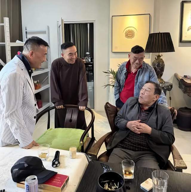 杨少华追悼会现场：长子神情凝重太憔悴，杨议跷二郎腿商议后事