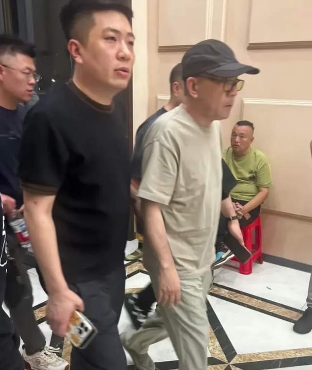杨少华追悼会现场：长子神情凝重太憔悴，杨议跷二郎腿商议后事