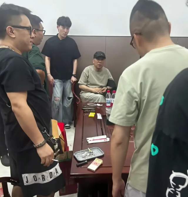 杨少华追悼会现场：长子神情凝重太憔悴，杨议跷二郎腿商议后事