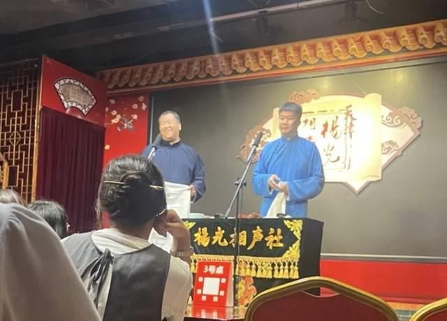 杨少华追悼会现场：长子神情凝重太憔悴，杨议跷二郎腿商议后事