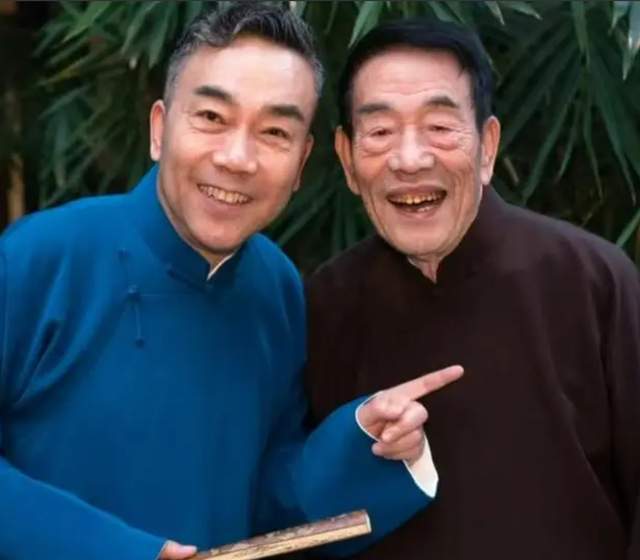 杨少华追悼会现场：长子神情凝重太憔悴，杨议跷二郎腿商议后事