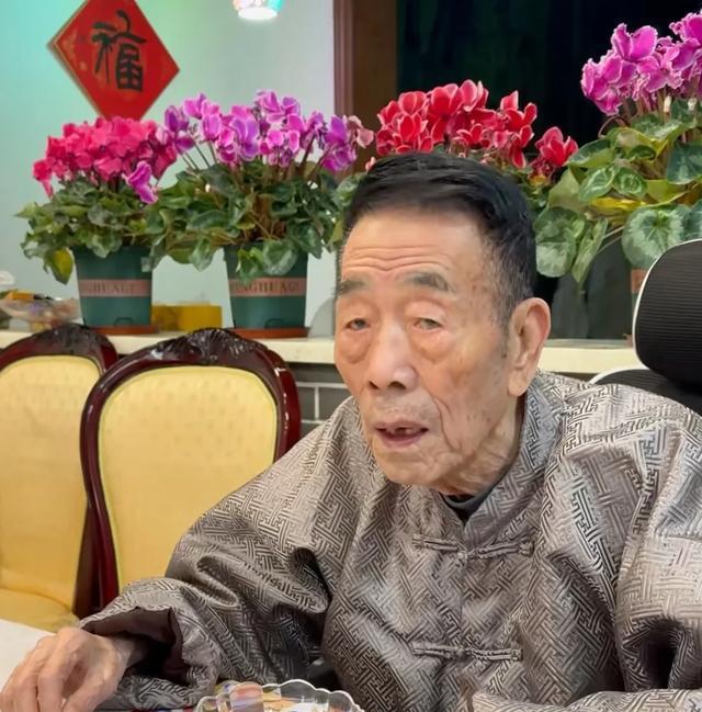 94岁杨少华高温天气被推去剪彩，下午就去世了，家属评论区沦陷