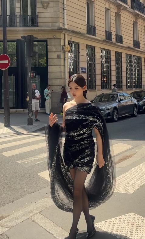 巴黎时装周中国女星开卷生图，baby明艳，张靓颖清秀，杨超越酷飒