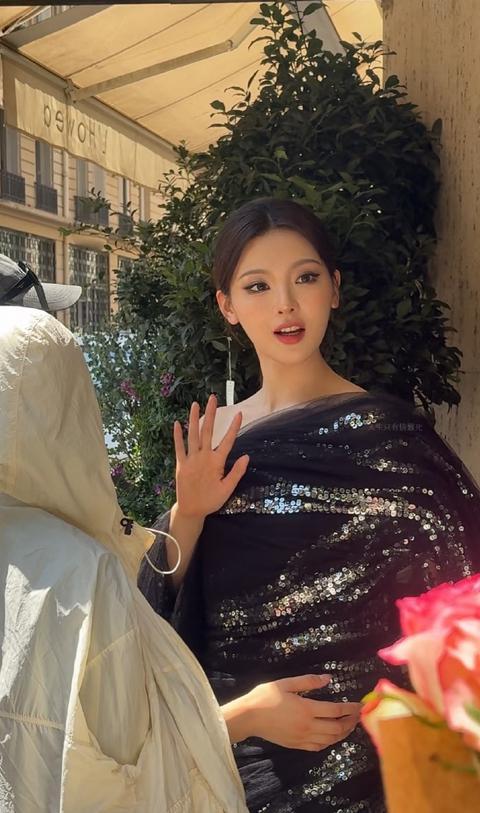 巴黎时装周中国女星开卷生图，baby明艳，张靓颖清秀，杨超越酷飒