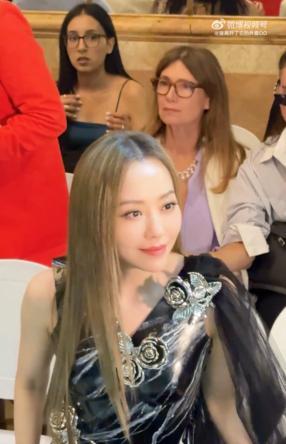巴黎时装周中国女星开卷生图，baby明艳，张靓颖清秀，杨超越酷飒