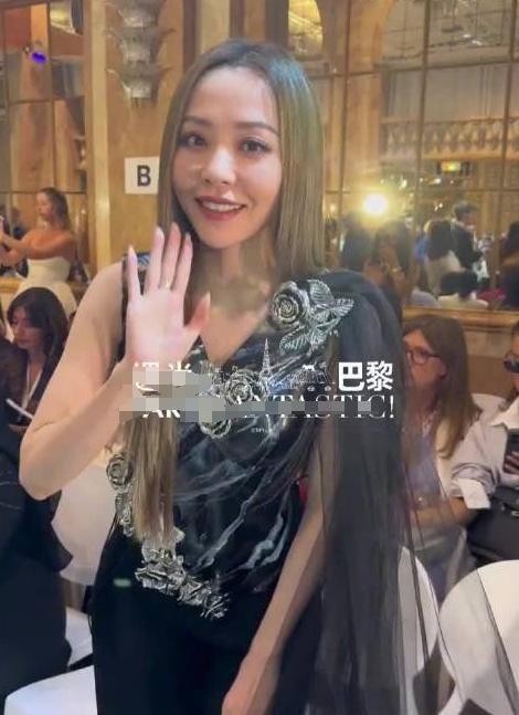 巴黎时装周中国女星开卷生图，baby明艳，张靓颖清秀，杨超越酷飒