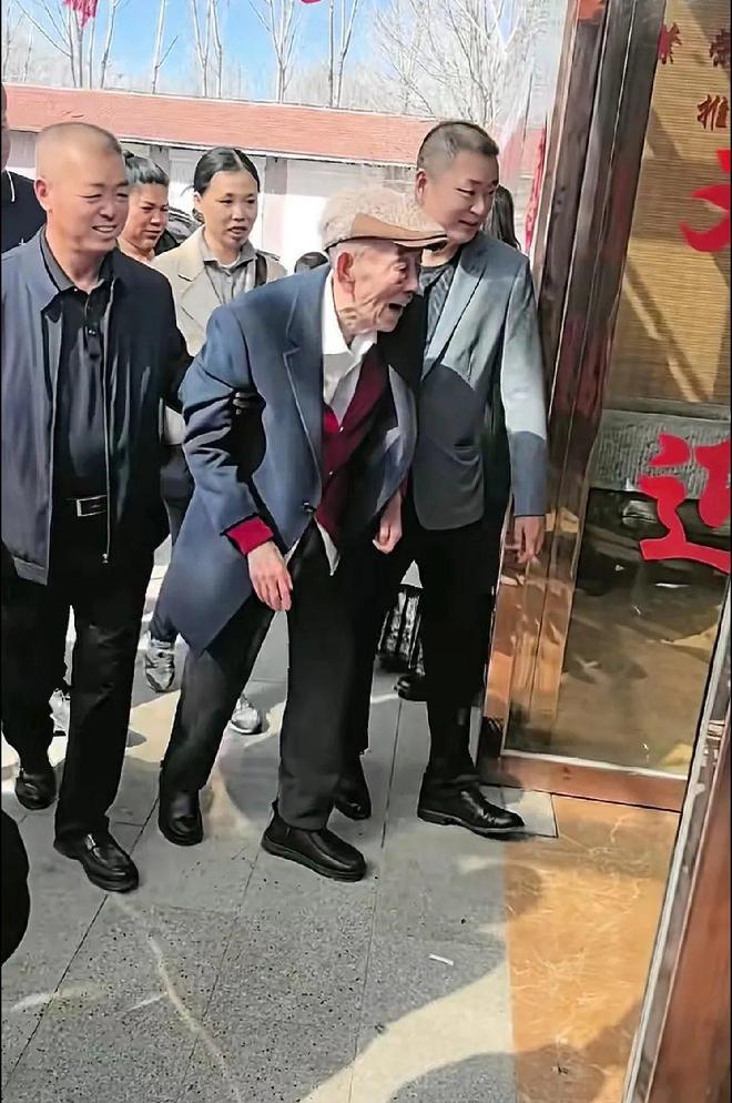 杨少华账号删带货视频，曾幽默回应百亿资产，李金斗夸四个娃孝顺