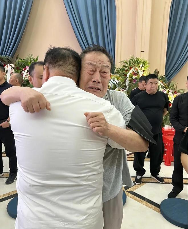 杨少华丧事第一天，因为2件事情，杨议又被骂了！冤吗？