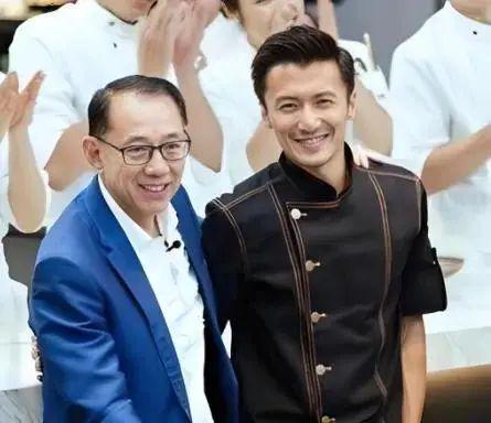 谢霆锋补百亿巨债？向佐双胞妹妹是情侣？于正封杀自家艺人？杨天真减肥靠吃药？女前辈懒理绿茶女星？
