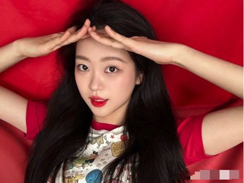 谢霆锋补百亿巨债？向佐双胞妹妹是情侣？于正封杀自家艺人？杨天真减肥靠吃药？女前辈懒理绿茶女星？