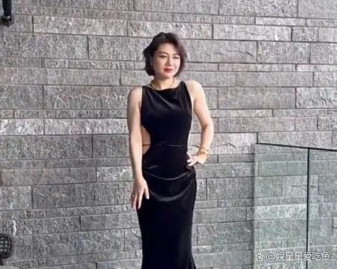 谢霆锋补百亿巨债？向佐双胞妹妹是情侣？于正封杀自家艺人？杨天真减肥靠吃药？女前辈懒理绿茶女星？