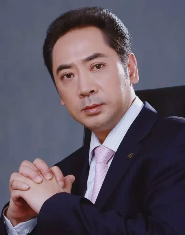 知名戏骨为弥补妻子，现场求婚，妻子感动落泪：这一路太不容易了
