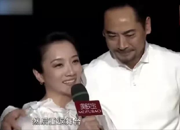 知名戏骨为弥补妻子，现场求婚，妻子感动落泪：这一路太不容易了
