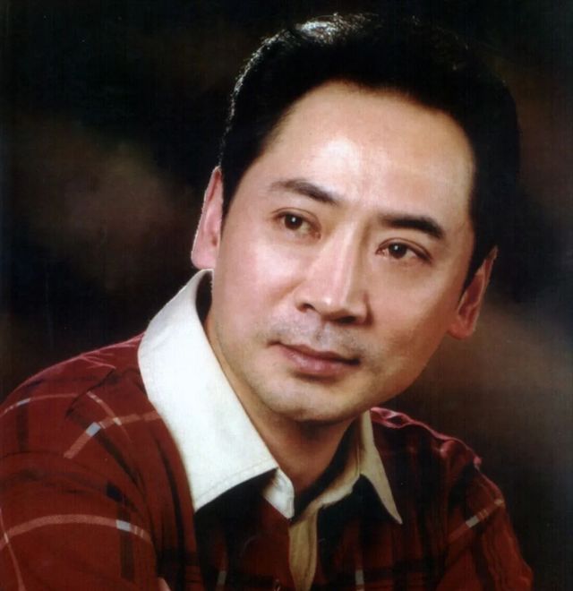 知名戏骨为弥补妻子，现场求婚，妻子感动落泪：这一路太不容易了