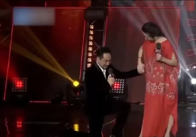 知名戏骨为弥补妻子，现场求婚，妻子感动落泪：这一路太不容易了