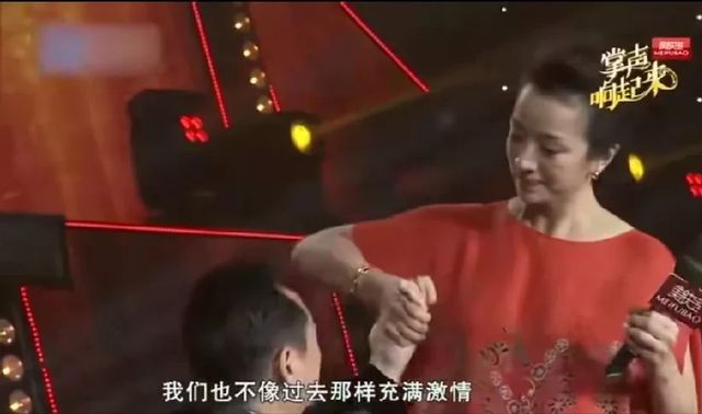 知名戏骨为弥补妻子，现场求婚，妻子感动落泪：这一路太不容易了