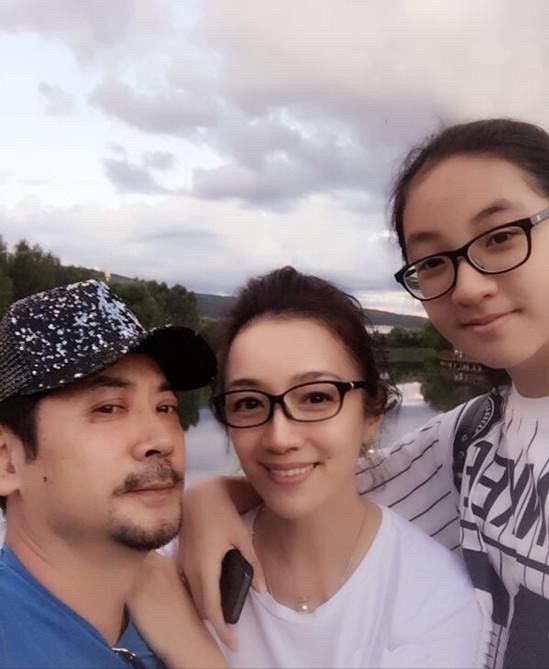 知名戏骨为弥补妻子，现场求婚，妻子感动落泪：这一路太不容易了