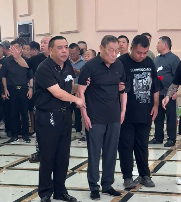 杨少华丧礼细节：长子强撑身体，前儿媳现身，多辆劳斯莱斯护送
