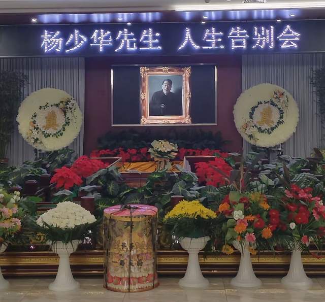杨少华丧礼细节：长子强撑身体，前儿媳现身，多辆劳斯莱斯护送