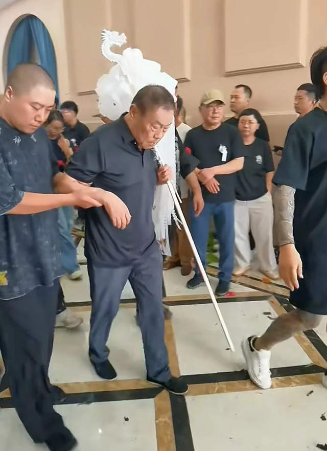 杨少华丧礼细节：长子强撑身体，前儿媳现身，多辆劳斯莱斯护送