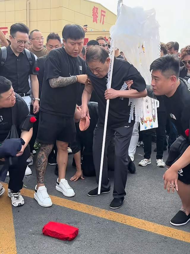 杨少华丧礼细节：长子强撑身体，前儿媳现身，多辆劳斯莱斯护送