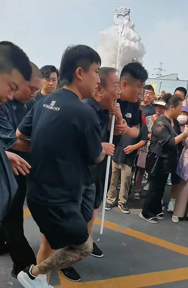 杨少华丧礼细节：长子强撑身体，前儿媳现身，多辆劳斯莱斯护送