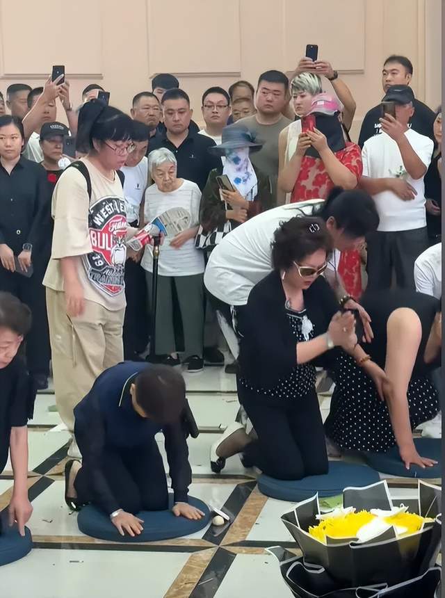 杨少华丧礼细节：长子强撑身体，前儿媳现身，多辆劳斯莱斯护送