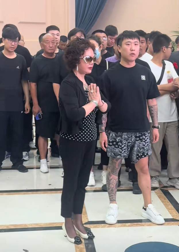 杨少华丧礼细节：长子强撑身体，前儿媳现身，多辆劳斯莱斯护送
