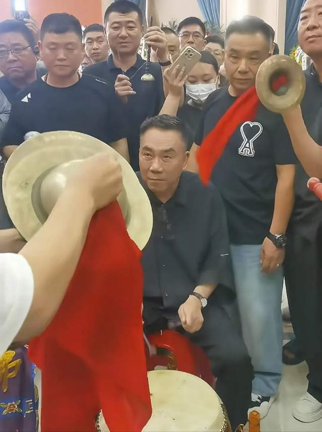 杨少华丧礼细节：长子强撑身体，前儿媳现身，多辆劳斯莱斯护送