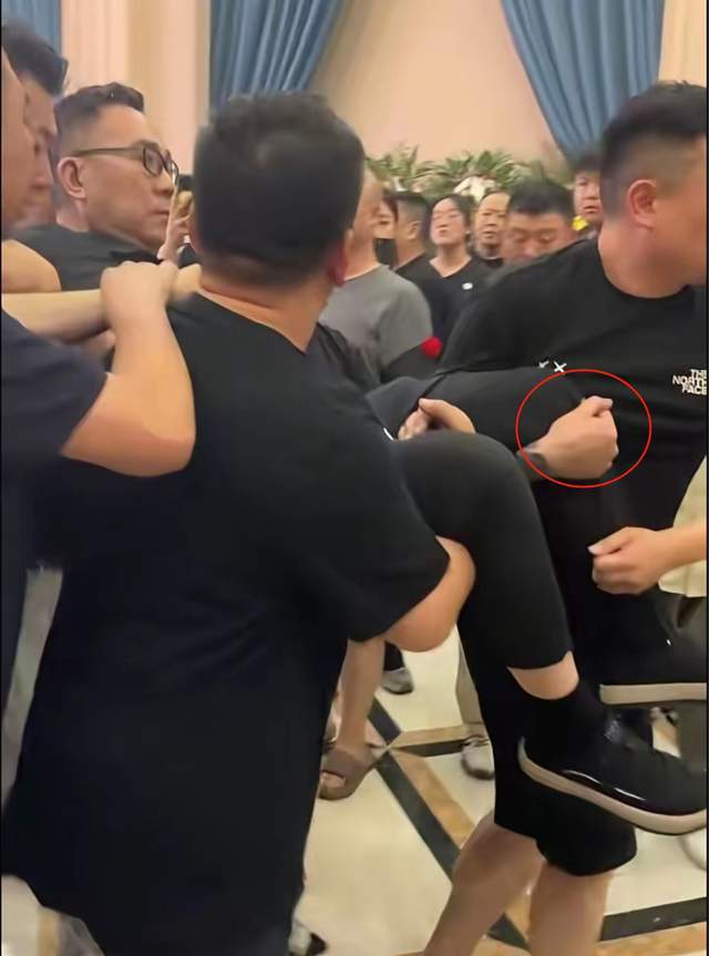 杨少华丧礼细节：长子强撑身体，前儿媳现身，多辆劳斯莱斯护送