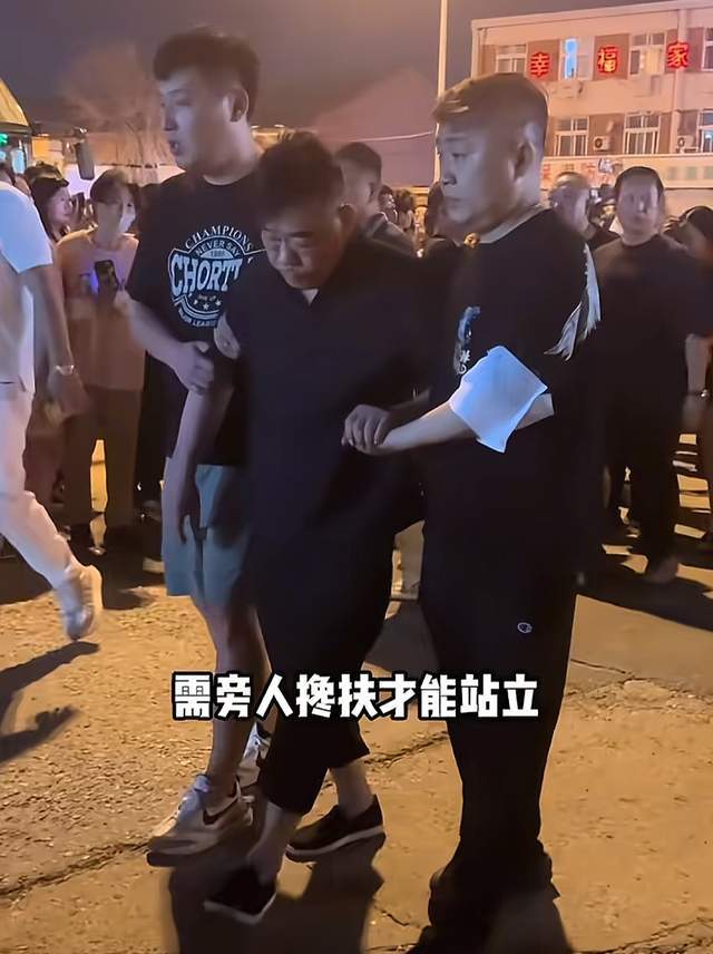 杨少华丧礼细节：长子强撑身体，前儿媳现身，多辆劳斯莱斯护送