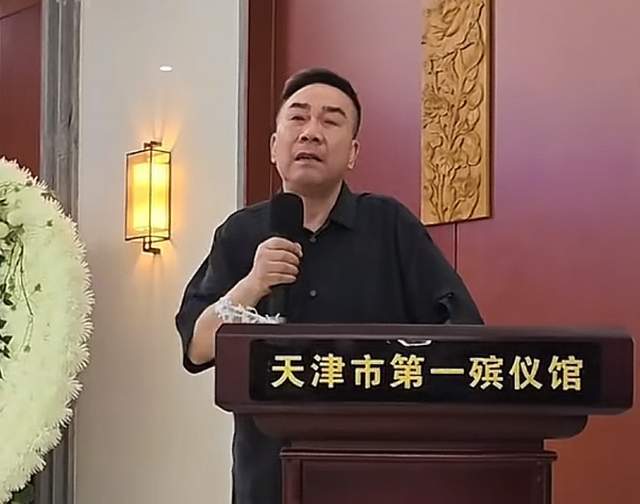 杨少华丧礼细节：长子强撑身体，前儿媳现身，多辆劳斯莱斯护送