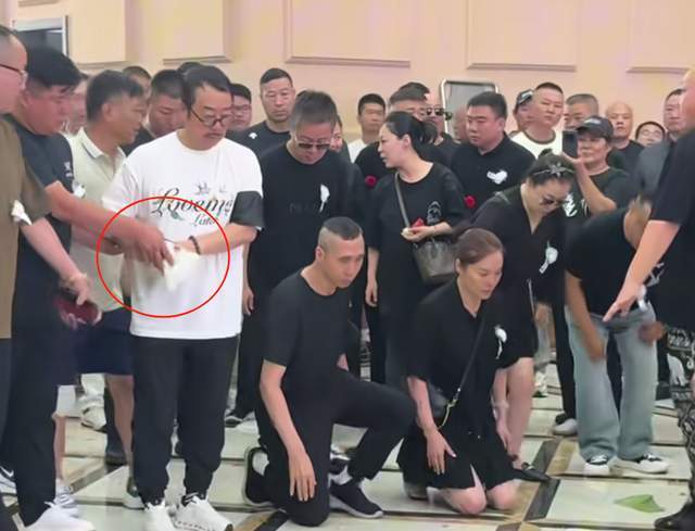 杨少华丧礼细节：长子强撑身体，前儿媳现身，多辆劳斯莱斯护送