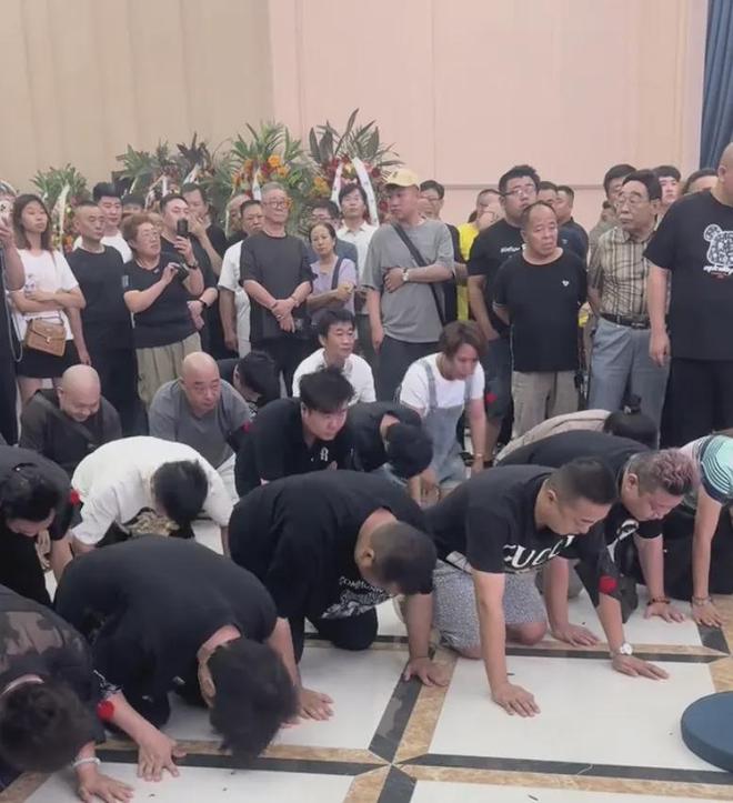 杨少华遗体告别！长子杨威悲痛，摔盆打幡大喊：爸爸一路走好！