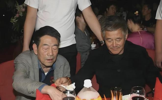 杨少华遗体告别！长子杨威悲痛，摔盆打幡大喊：爸爸一路走好！