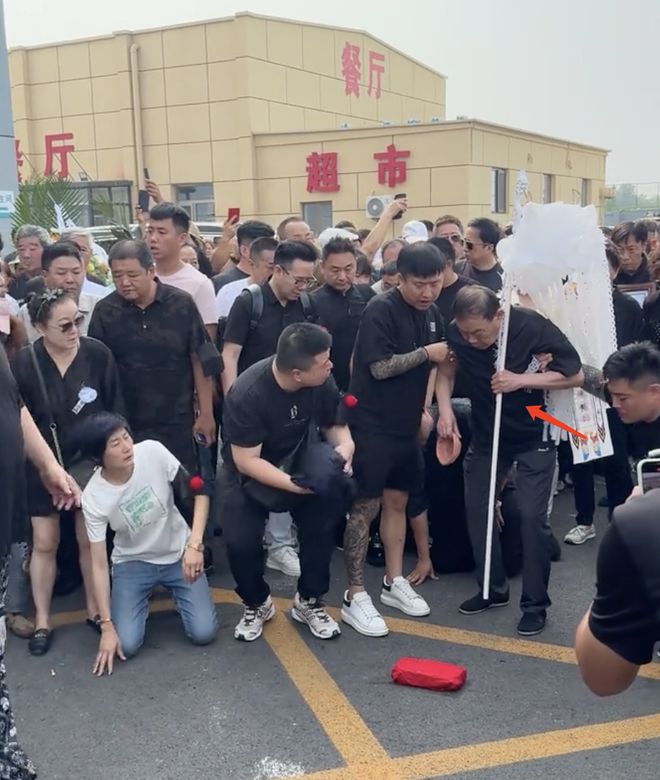 杨少华遗体告别！长子杨威悲痛，摔盆打幡大喊：爸爸一路走好！