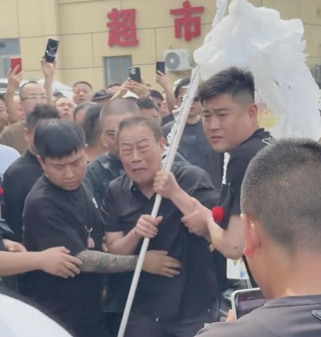 杨少华遗体告别！长子杨威悲痛，摔盆打幡大喊：爸爸一路走好！