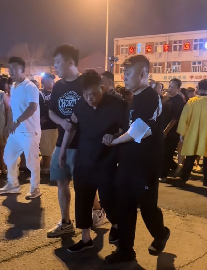 杨少华遗体告别！长子杨威悲痛，摔盆打幡大喊：爸爸一路走好！