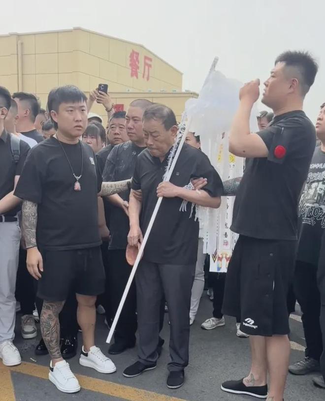 杨少华遗体告别！长子杨威悲痛，摔盆打幡大喊：爸爸一路走好！