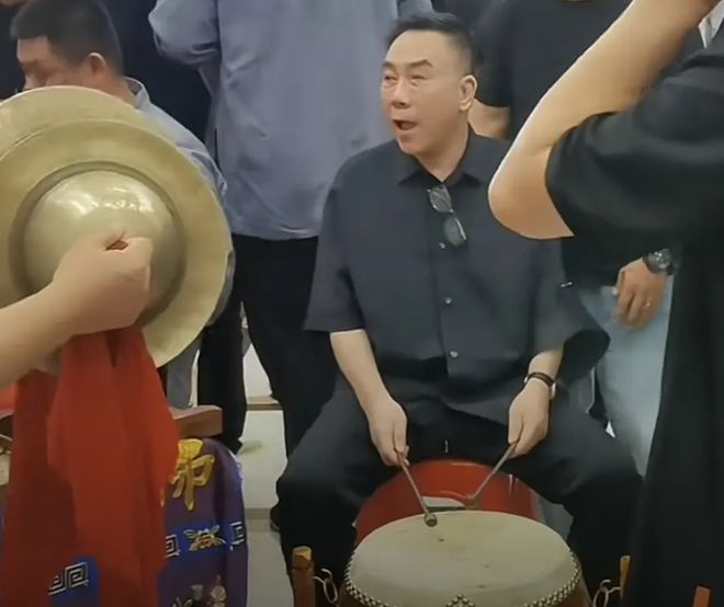 杨少华遗体告别！长子杨威悲痛，摔盆打幡大喊：爸爸一路走好！