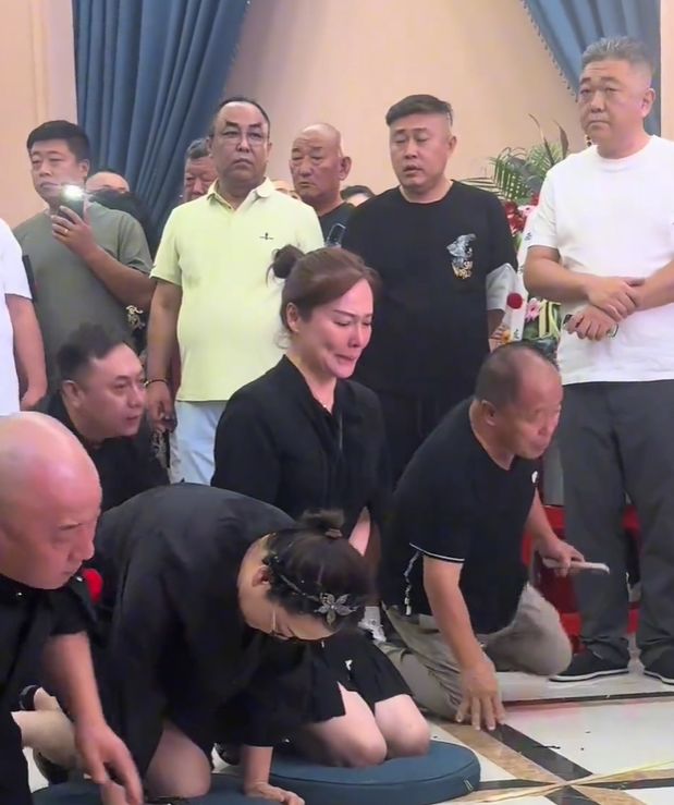 杨少华遗体告别！长子杨威悲痛，摔盆打幡大喊：爸爸一路走好！