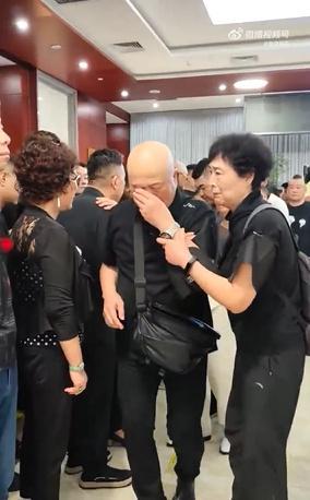 杨少华告别仪式排场大，两排豪车开路超体面，郭德纲曹云金送花圈