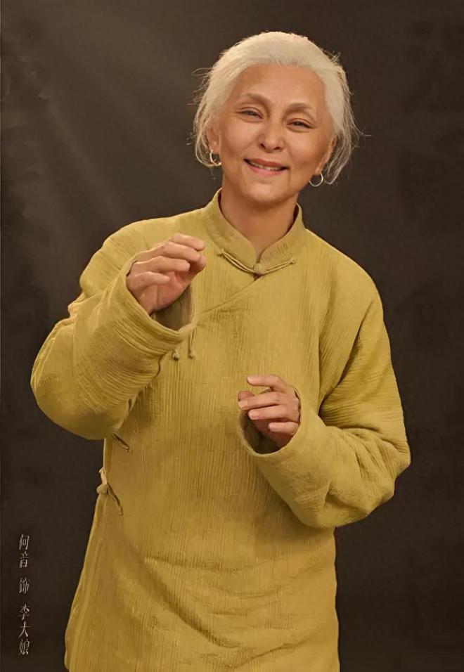 当红时下嫁黄志忠，被抛弃后再嫁小9岁同行，何音如今过得怎样