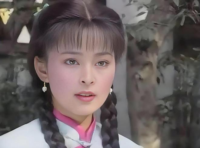 当红时下嫁黄志忠，被抛弃后再嫁小9岁同行，何音如今过得怎样