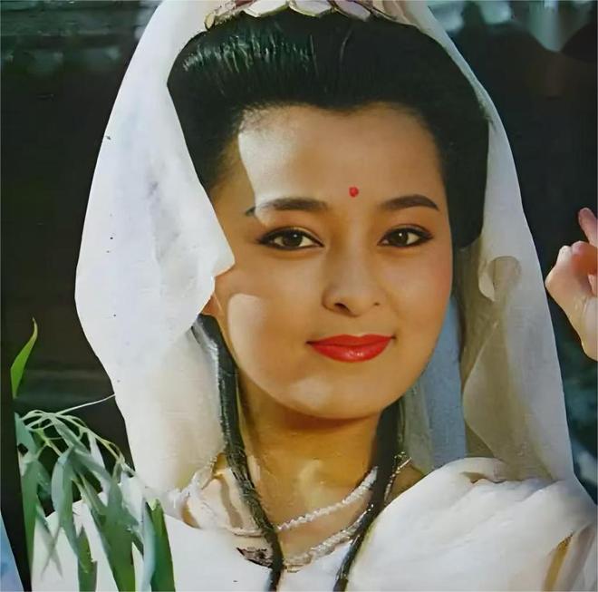 当红时下嫁黄志忠，被抛弃后再嫁小9岁同行，何音如今过得怎样